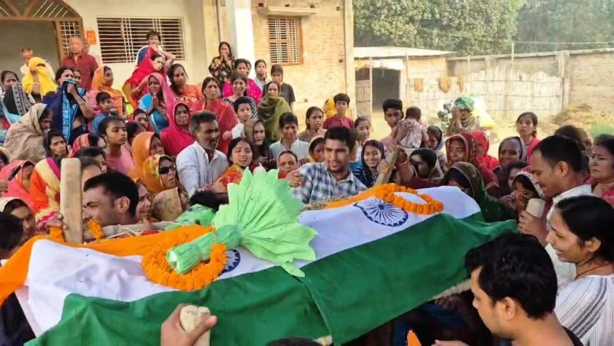 शहीद मुरारी कुमार अमर रहें: झारखंड में ड्यूटी के दौरान बेगूसराय के जवान ने दी शहादत, तिरंगे के साथ उमड़ा जनसैलाब 1