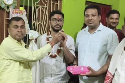 समस्तीपुर: यूपीएससी में 102 वां रैंक लाकर आईपीएस बने अभिषेक चौहान पहुंचे अपने पैतृक घर, गांव वालों सहित परिवार के लोगों ने बैंड बाजा के साथ किया स्वागत, फूल माला पहनाकर उतारी आरती 2