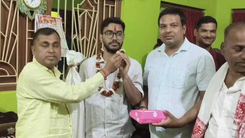 समस्तीपुर: यूपीएससी में 102 वां रैंक लाकर आईपीएस बने अभिषेक चौहान पहुंचे अपने पैतृक घर, गांव वालों सहित परिवार के लोगों ने बैंड बाजा के साथ किया स्वागत, फूल माला पहनाकर उतारी आरती 1