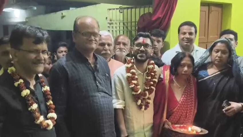 समस्तीपुर: यूपीएससी में 102 वां रैंक लाकर आईपीएस बने अभिषेक चौहान पहुंचे अपने पैतृक घर, गांव वालों सहित परिवार के लोगों ने बैंड बाजा के साथ किया स्वागत, फूल माला पहनाकर उतारी आरती 2