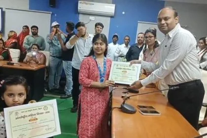 समस्तीपुर: अंतरराष्ट्रीय महिला दिवस पर DM रोशन कुशवाहा ने 59 महिलाओं और बालिकाओं को किया पुरस्कृत 12