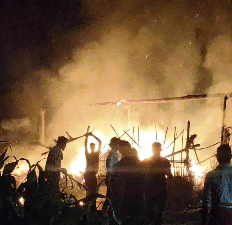 समस्तीपुर: वारिसनगर में खाना बनाने के दौरान लगी भीषण आग, रहुआ पूर्वी पंचायत में तीन घर जलकर राख 2