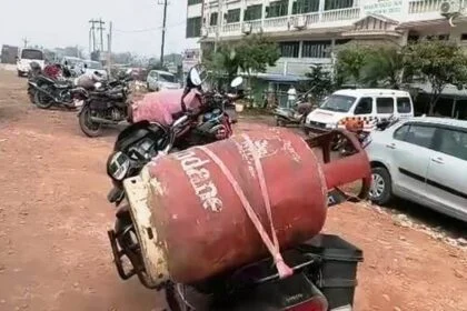 न ओटीपी आ रहा, न मिल रहा सिलेंडर, बेगूसराय में गैस के लिए सुबह से ही लगी लंबी कतारें, लोगों में बढ़ता आक्रोश 17