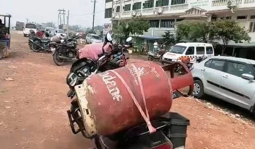न ओटीपी आ रहा, न मिल रहा सिलेंडर, बेगूसराय में गैस के लिए सुबह से ही लगी लंबी कतारें, लोगों में बढ़ता आक्रोश 1
