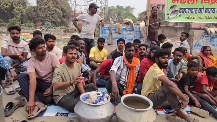बेगूसराय के पावर हाउस के पास मछली विक्रेताओं का नगर निगम के खिलाफ किया प्रदर्शन, सड़क पर उतरकर किया हंगामा, बोले - पेट पर लात न मारे प्रशासन 2