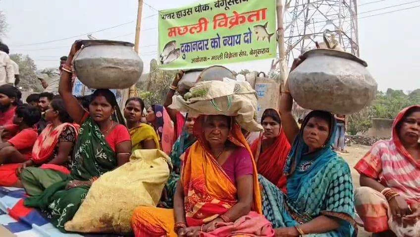 बेगूसराय के पावर हाउस के पास मछली विक्रेताओं का नगर निगम के खिलाफ किया प्रदर्शन, सड़क पर उतरकर किया हंगामा, बोले - पेट पर लात न मारे प्रशासन 8