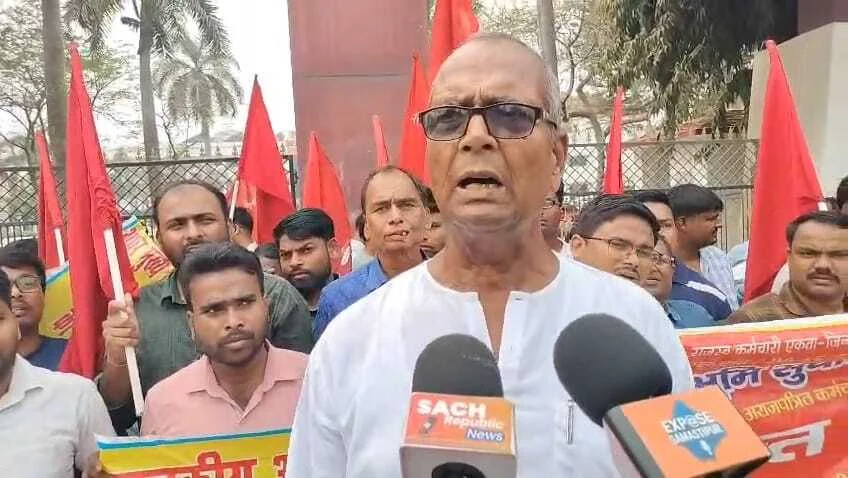 समस्तीपुर: 30वें दिन भी जारी रही राजस्व कर्मियों की हड़ताल,समाहरणालय पर प्रदर्शन कर बोले- 2800 ग्रेड पे और गृह जिला पदस्थापन तक नहीं झुकेंगे 3