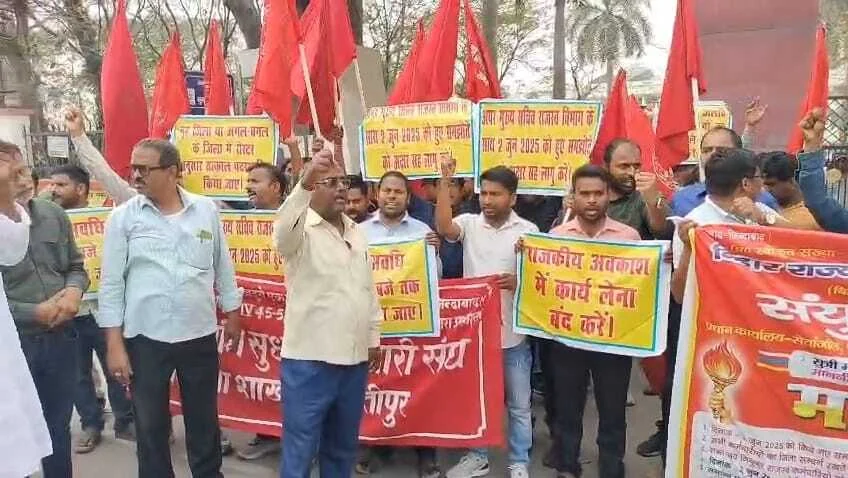 समस्तीपुर: 30वें दिन भी जारी रही राजस्व कर्मियों की हड़ताल,समाहरणालय पर प्रदर्शन कर बोले- 2800 ग्रेड पे और गृह जिला पदस्थापन तक नहीं झुकेंगे 2