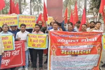 समस्तीपुर: 30वें दिन भी जारी रही राजस्व कर्मियों की हड़ताल,समाहरणालय पर प्रदर्शन कर बोले- 2800 ग्रेड पे और गृह जिला पदस्थापन तक नहीं झुकेंगे 8