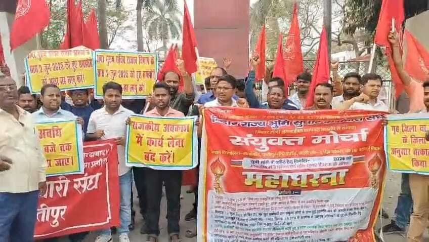 समस्तीपुर: 30वें दिन भी जारी रही राजस्व कर्मियों की हड़ताल,समाहरणालय पर प्रदर्शन कर बोले- 2800 ग्रेड पे और गृह जिला पदस्थापन तक नहीं झुकेंगे 4