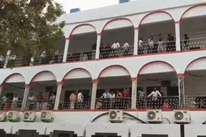 एसी मरम्मत के दौरान चौथी मंजिल से गिरकर मिस्त्री हुआ गंभीर रूप से जख्मी, इलाज के लिए लाया गया मॉडल अस्पताल 4