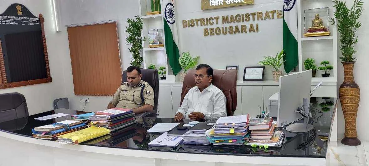 बेगूसराय: खाड़ी देशों में युद्ध के संकट के बीच पेट्रोलियम आपूर्ति पर प्रशासन सख्त; डीएम और एसपी ने की हाई-लेवल बैठक 6