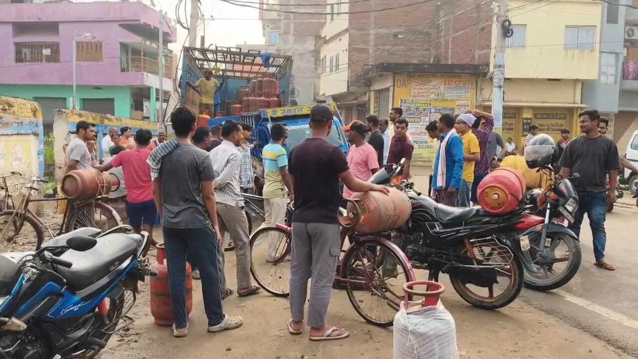 मिडिल ईस्ट युद्ध की आहट से बिहार में बढ़ी बेचैनी: गैस किल्लत की अफवाह के बीच नालंदा के गोदामों पर उमड़ी भीड़ 3