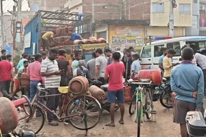 मिडिल ईस्ट युद्ध की आहट से बिहार में बढ़ी बेचैनी: गैस किल्लत की अफवाह के बीच नालंदा के गोदामों पर उमड़ी भीड़ 4