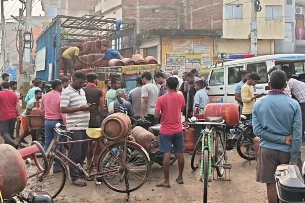 मिडिल ईस्ट युद्ध की आहट से बिहार में बढ़ी बेचैनी: गैस किल्लत की अफवाह के बीच नालंदा के गोदामों पर उमड़ी भीड़ 7