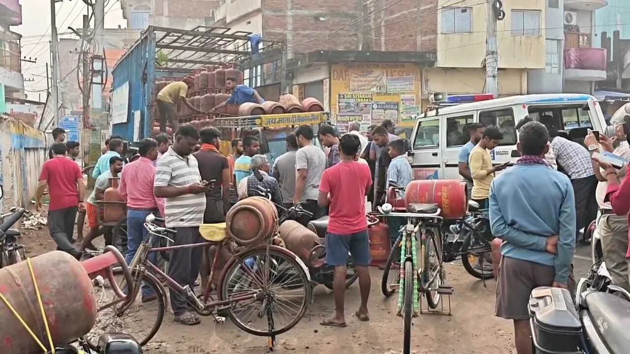 मिडिल ईस्ट युद्ध की आहट से बिहार में बढ़ी बेचैनी: गैस किल्लत की अफवाह के बीच नालंदा के गोदामों पर उमड़ी भीड़ 9