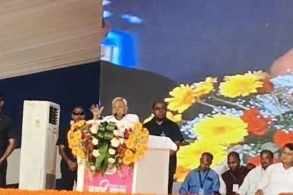 समृद्धि यात्रा के तीसरे चरण में खगड़िया पहुंचे सीएम नीतीश,जनसंवाद में गिनाईं उपलब्धियां, नई योजनाओं का किया ऐलान, विपक्ष पर साधा निशाना 6