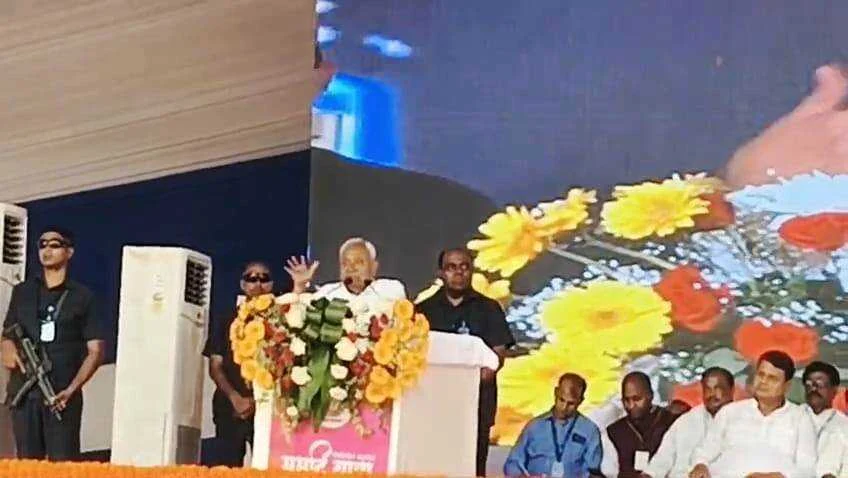 समृद्धि यात्रा के तीसरे चरण में खगड़िया पहुंचे सीएम नीतीश,जनसंवाद में गिनाईं उपलब्धियां, नई योजनाओं का किया ऐलान, विपक्ष पर साधा निशाना 5