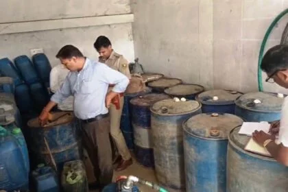 समस्तीपुर: शिवाजीनगर में तेल की कालाबाजारी का भंडाफोड़, भारी मात्रा में पेट्रोल और मिनी टैंकर जब्त 4