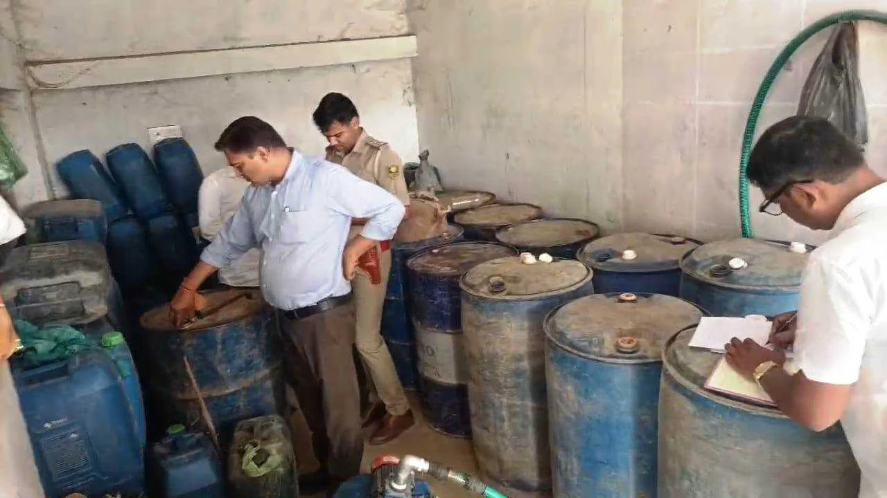 समस्तीपुर: शिवाजीनगर में तेल की कालाबाजारी का भंडाफोड़, भारी मात्रा में पेट्रोल और मिनी टैंकर जब्त 3