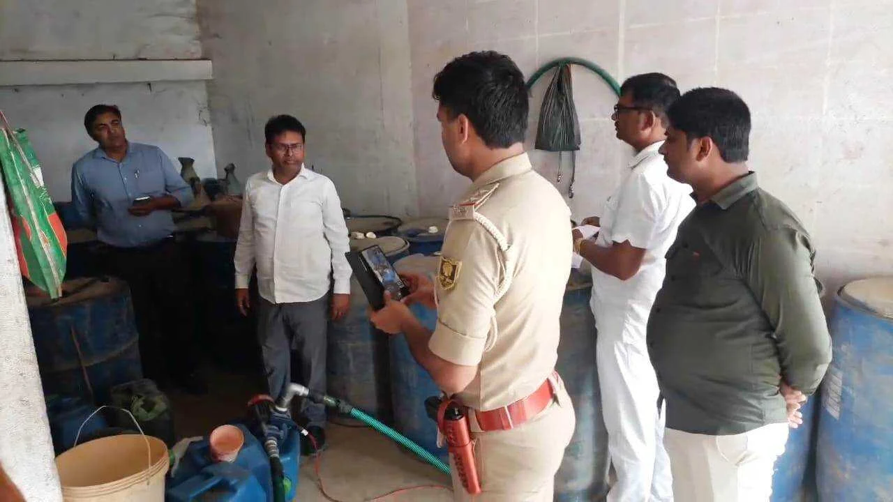 समस्तीपुर: शिवाजीनगर में तेल की कालाबाजारी का भंडाफोड़, भारी मात्रा में पेट्रोल और मिनी टैंकर जब्त 2