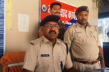 समस्तीपुर-दरभंगा पुलिस का बड़ा जॉइंट करवाई,11 लाख नगद, गांजा और शराब के साथ तीन गिरफ्तार 10