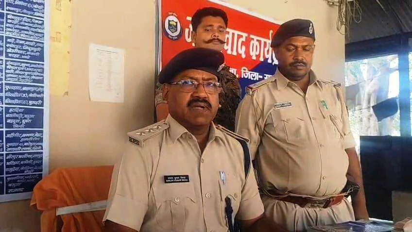समस्तीपुर-दरभंगा पुलिस का बड़ा जॉइंट करवाई,11 लाख नगद, गांजा और शराब के साथ तीन गिरफ्तार 5
