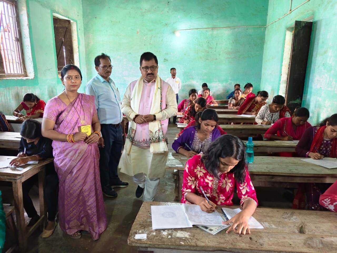 मध्यमा परीक्षा-2026 का शुभारम्भ, बिहार संस्कृत शिक्षा बोर्ड के अध्यक्ष मृत्युंजय कुमार झा ने किया औचक निरीक्षण 4