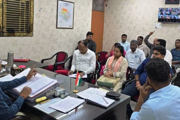 म्यूटेशन-परिमार्जन व RTPS आवेदनों में नहीं होगी देरी, तेघड़ा एसडीएम ने अधिकारियों के साथ की बैठक 1