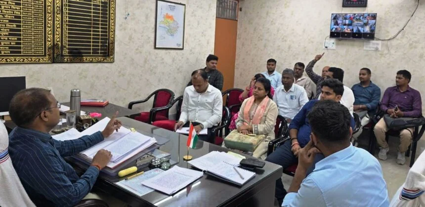 म्यूटेशन-परिमार्जन व RTPS आवेदनों में नहीं होगी देरी, तेघड़ा एसडीएम ने अधिकारियों के साथ की बैठक 1