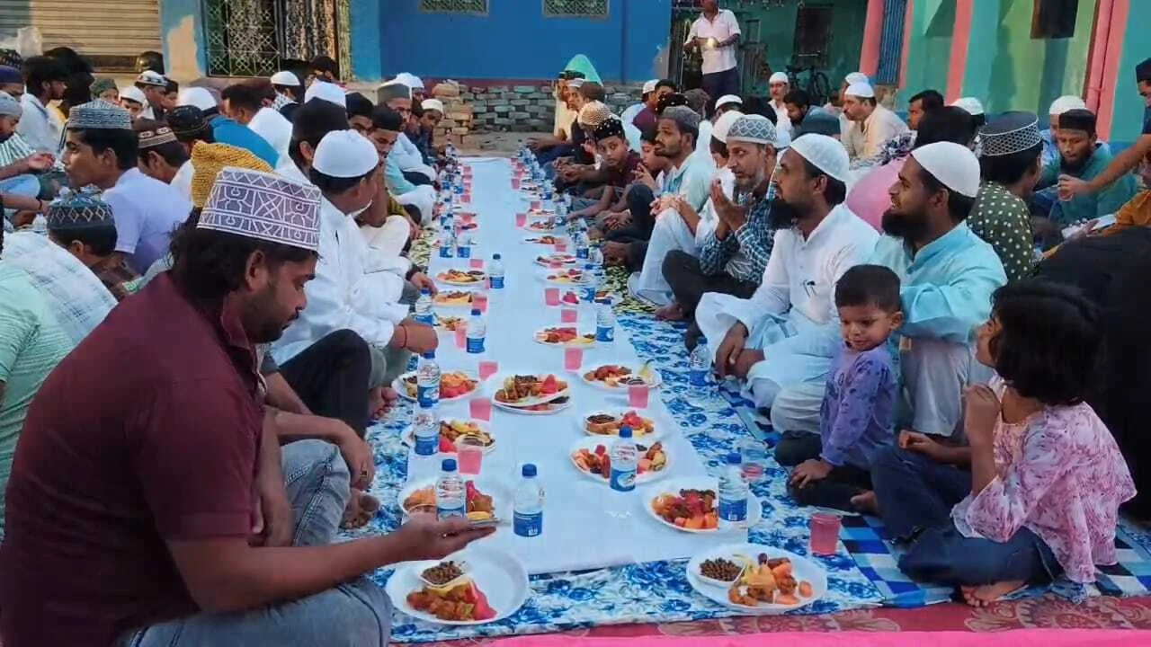 बिहारशरीफ में RJD नेत्री डॉ. आयशा फातिमा की दावत-ए-इफ्तार में उमड़ी भीड़, अमन-चैन की मांगी दुआ 4