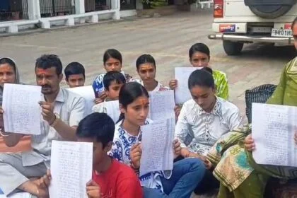 समस्तीपुर: न्याय की आस में कलेक्ट्रेट परिसर में धरने पर बैठा परिवार, 9 बच्चों के साथ पहुंचे दंपति ने लगाई सुरक्षा की गुहार 16