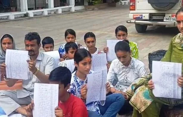 समस्तीपुर: न्याय की आस में कलेक्ट्रेट परिसर में धरने पर बैठा परिवार, 9 बच्चों के साथ पहुंचे दंपति ने लगाई सुरक्षा की गुहार 3