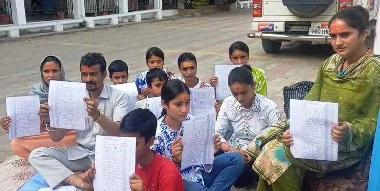 समस्तीपुर: न्याय की आस में कलेक्ट्रेट परिसर में धरने पर बैठा परिवार, 9 बच्चों के साथ पहुंचे दंपति ने लगाई सुरक्षा की गुहार 5