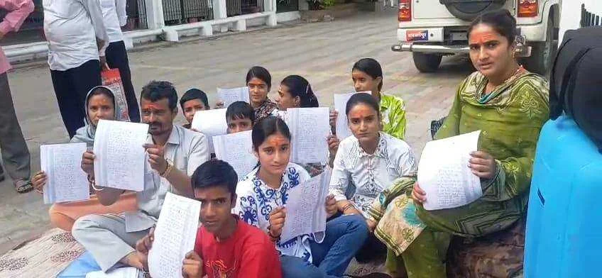 समस्तीपुर: न्याय की आस में कलेक्ट्रेट परिसर में धरने पर बैठा परिवार, 9 बच्चों के साथ पहुंचे दंपति ने लगाई सुरक्षा की गुहार 2