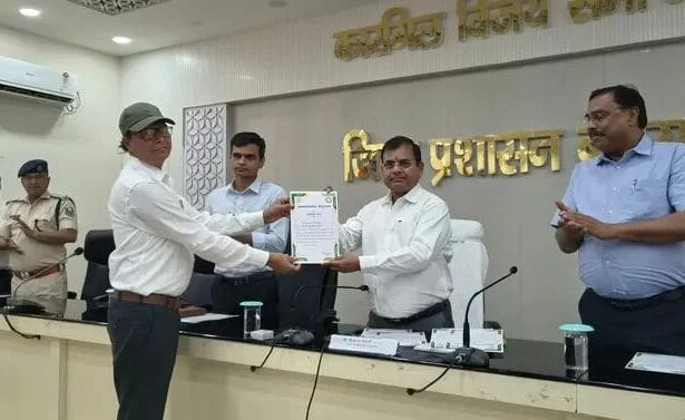 समृद्धि यात्रा के सफल आयोजन पर तेघड़ा बीडीओ राकेश कुमार सम्मानित, जिला पदाधिकारी ने की सराहना 5