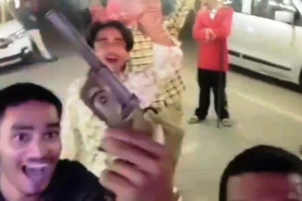 बेगूसराय में एक शादी समारोह में एक युवक का खुलेआम हाथ में हथियार लेकर भोजपुरी गाने पर डांस करने का वीडियो वायरल 3