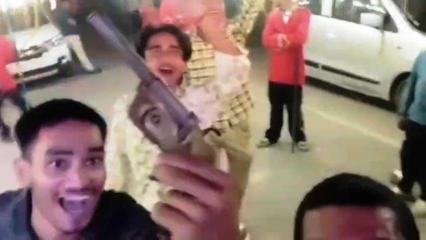 बेगूसराय में एक शादी समारोह में एक युवक का खुलेआम हाथ में हथियार लेकर भोजपुरी गाने पर डांस करने का वीडियो वायरल 9