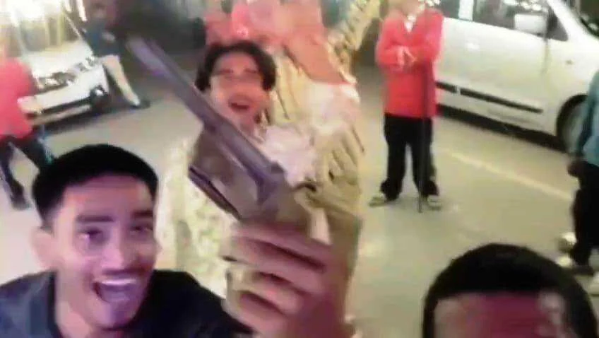 बेगूसराय में एक शादी समारोह में एक युवक का खुलेआम हाथ में हथियार लेकर भोजपुरी गाने पर डांस करने का वीडियो वायरल 3