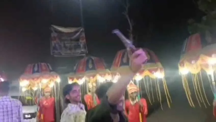बेगूसराय में एक शादी समारोह में एक युवक का खुलेआम हाथ में हथियार लेकर भोजपुरी गाने पर डांस करने का वीडियो वायरल 2