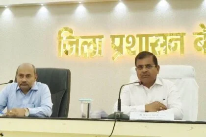 बेगूसराय में गैस की किल्लत महज अफवाह, डीएम श्रीकांत शास्त्री ने कहा- जिले के सभी 68 वितरकों के पास पर्याप्त स्टॉक 32