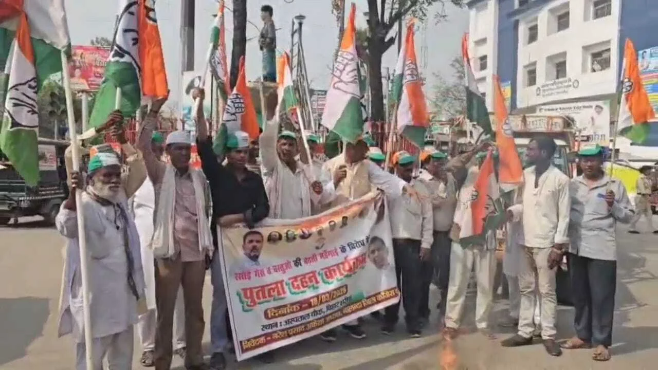 बिहार शरीफ के अस्पताल चौराहा पर कांग्रेस का जोरदार प्रदर्शन, गैस सिलेंडर की बढ़ी कीमत के खिलाफ नरेंद्र मोदी का किया पुतला दहन 2