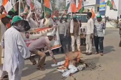 बिहार शरीफ के अस्पताल चौराहा पर कांग्रेस का जोरदार प्रदर्शन, गैस सिलेंडर की बढ़ी कीमत के खिलाफ नरेंद्र मोदी का किया पुतला दहन 10