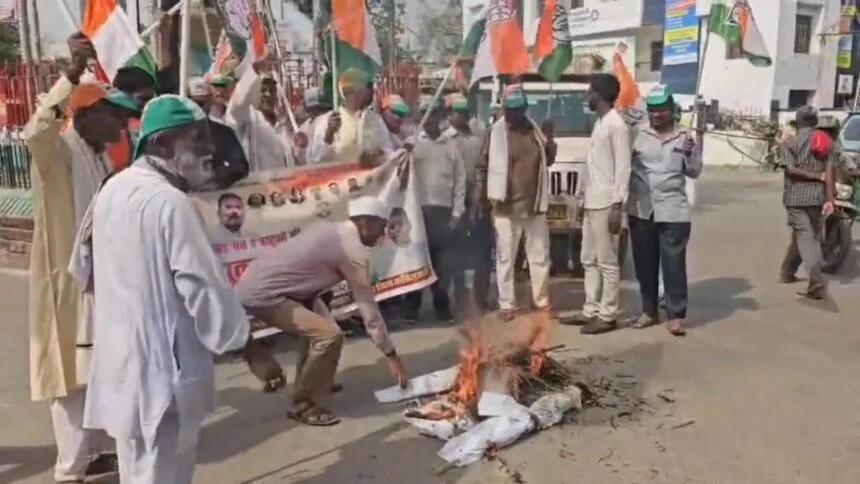 बिहार शरीफ के अस्पताल चौराहा पर कांग्रेस का जोरदार प्रदर्शन, गैस सिलेंडर की बढ़ी कीमत के खिलाफ नरेंद्र मोदी का किया पुतला दहन 1