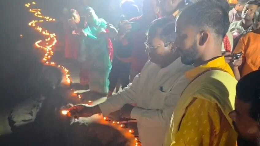 बेगूसराय में दीपों की रोशनी से जगमगा उठा ऐतिहासिक सिमरिया धाम, अद्भुत दीपोत्सव ने मोहा सबका मन 3