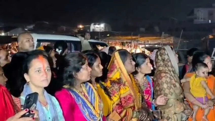 बेगूसराय में दीपों की रोशनी से जगमगा उठा ऐतिहासिक सिमरिया धाम, अद्भुत दीपोत्सव ने मोहा सबका मन 4