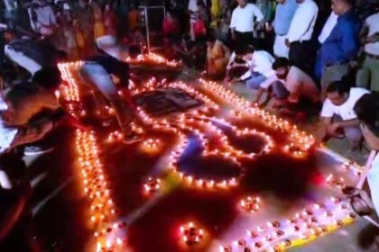 बेगूसराय में दीपों की रोशनी से जगमगा उठा ऐतिहासिक सिमरिया धाम, अद्भुत दीपोत्सव ने मोहा सबका मन 22