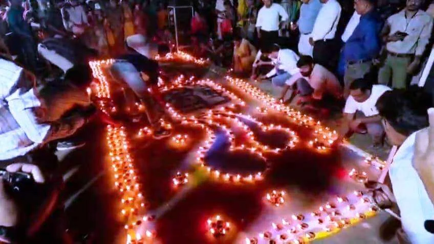 बेगूसराय में दीपों की रोशनी से जगमगा उठा ऐतिहासिक सिमरिया धाम, अद्भुत दीपोत्सव ने मोहा सबका मन 5