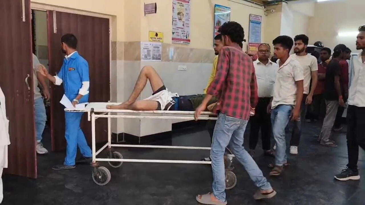 नालंदा: ओवर स्पीड के कारण कार पानी भरे गड्ढे में पलटी, कार में सवार चंडी इंजीनियरिंग के दो छात्र की मौके पर मौत, तीन गंभीर रूप से जख्मी, दो की हालत नाजुक 2