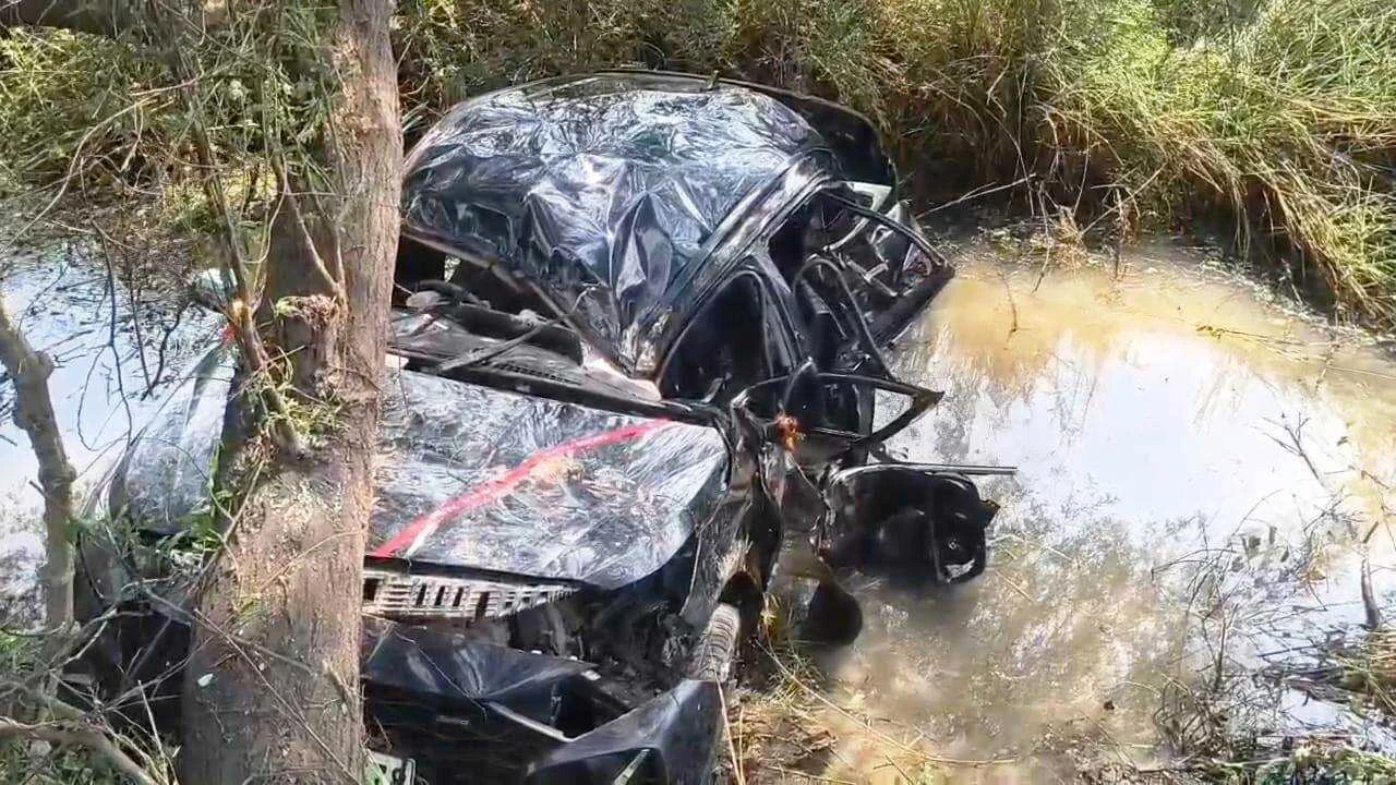 नालंदा: ओवर स्पीड के कारण कार पानी भरे गड्ढे में पलटी, कार में सवार चंडी इंजीनियरिंग के दो छात्र की मौके पर मौत, तीन गंभीर रूप से जख्मी, दो की हालत नाजुक 7